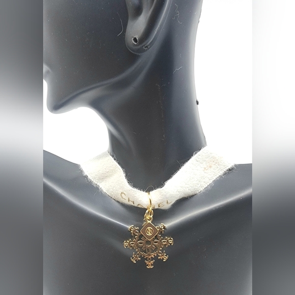 CHANEL Gold Snowflake Charm Necklace - Picture 2 of 4